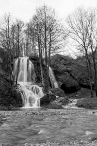 美丽的塞尔维亚瀑布长时间曝光摄影图片