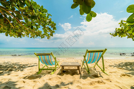 美丽的天堂岛沙滩和海边有椅子图片