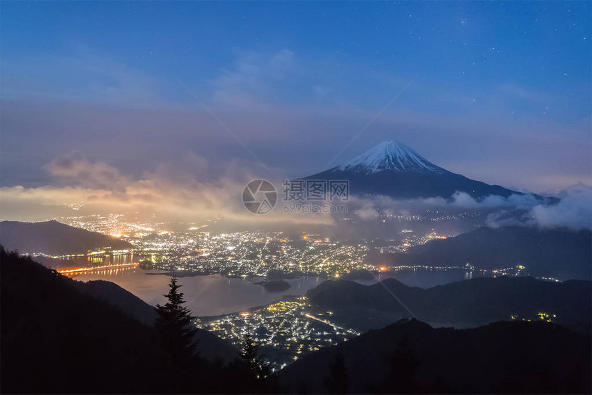 富藤山的夜景天空多云川口湖从新图片