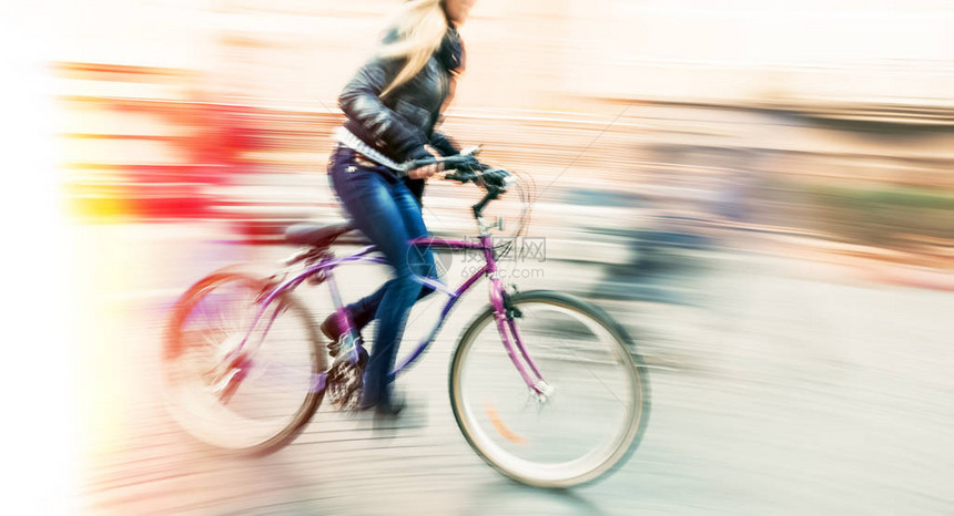 城市道路上的自行车手在运动模糊中带有故意颜色偏图片