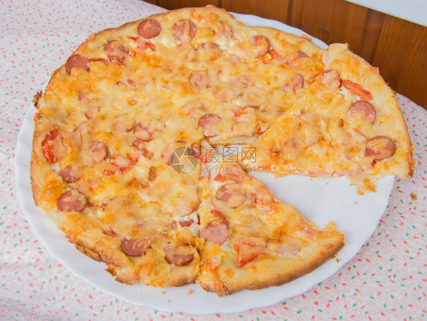 美味的自制比萨饼配奶酪香肠和西红柿图片
