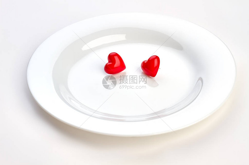 白盘子上有两颗红心图片