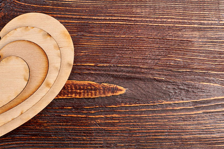带纹理的木制背景上的木心用于剪纸和复制空间的胶合板图片