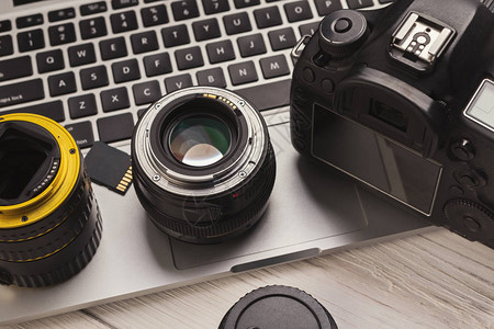 数码照片相机和电脑键盘特写镜头上的镜头专业摄影设备爱好或职图片