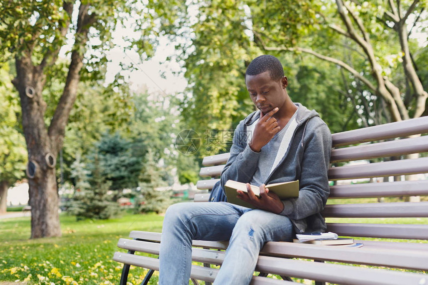 年轻严肃的非洲裔美国人在公园读书图片