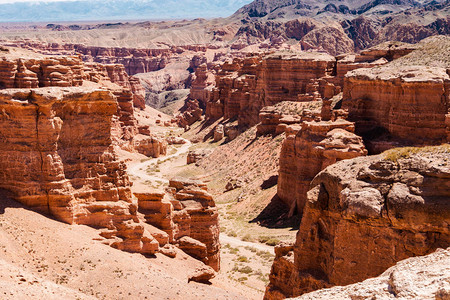 ChharynCanyon最高视野地质结构由惊人的大红沙石组成图片