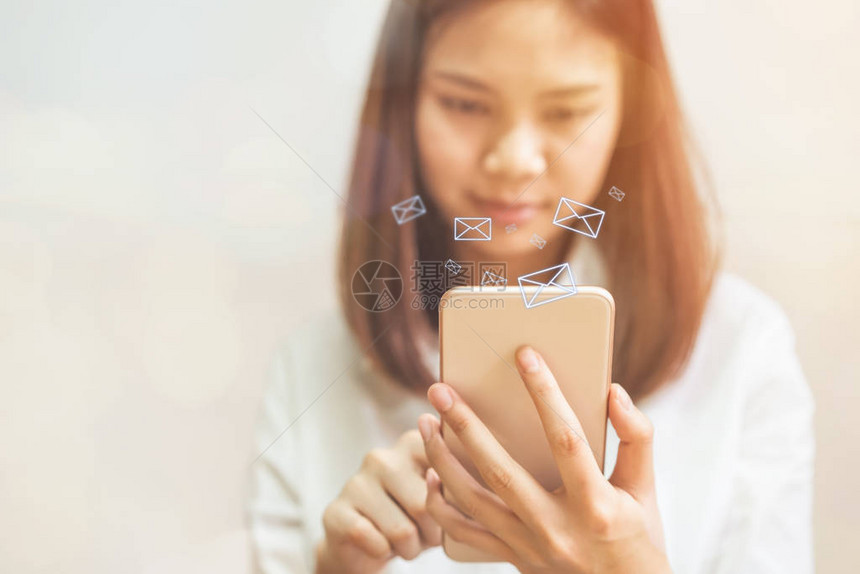 使用智能手机的女商人展示社会电子邮件通信概念和在线工作等标图片