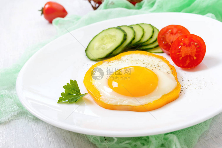 在白色盘子上一圈甜辣椒的煎鸡蛋图片