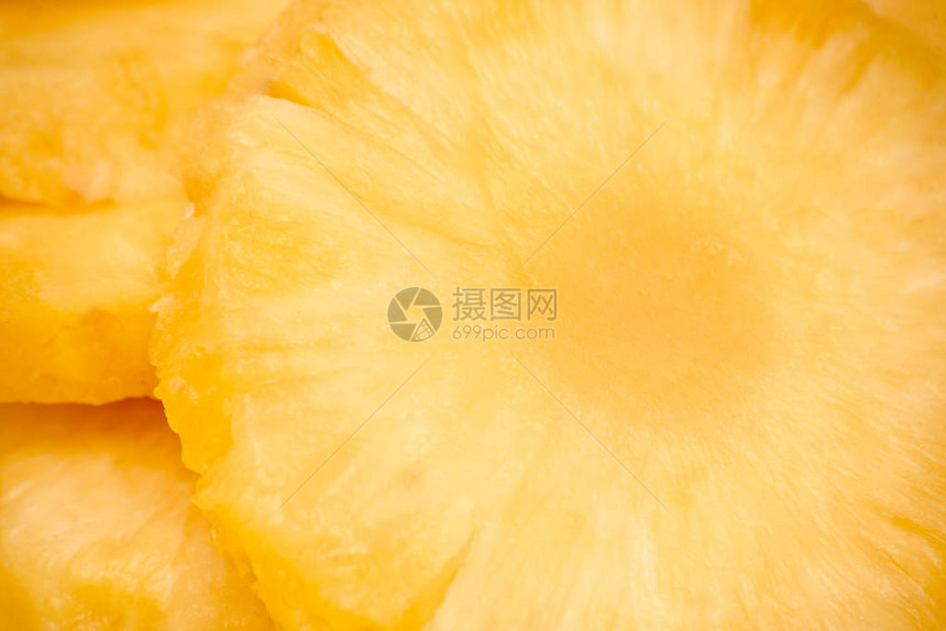 黄色背景特写上的圆圈切去皮菠萝片图片