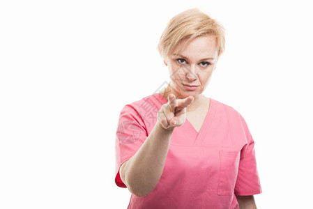穿着粉红色磨砂膏的女护士看着你在白色背景中与复制空间广告图片
