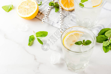 夏季清新饮料莫吉托酒或柠檬水图片