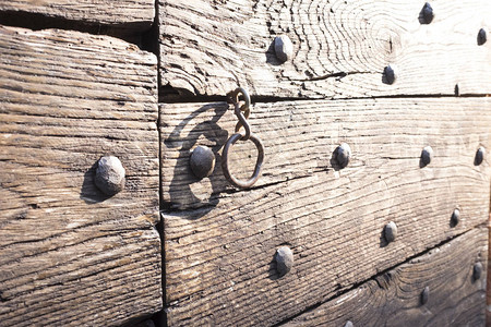 中世纪的古老木制门带有铁环图片
