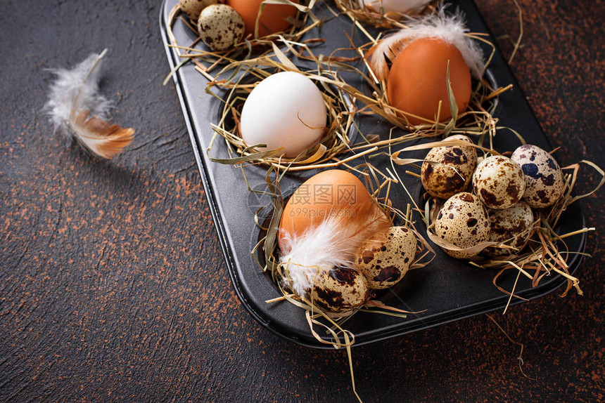 新鲜的生鸡肉和鹌鹑蛋在筛子里顶视图图片