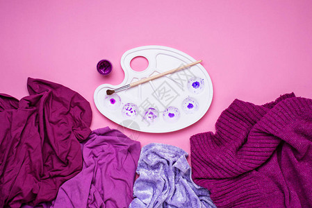 粉红色背景的紫和妇女服装和图片