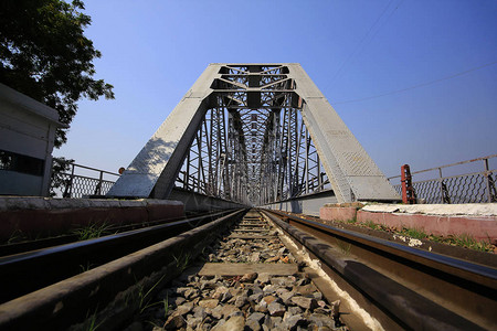 铁轨和钢桥图片