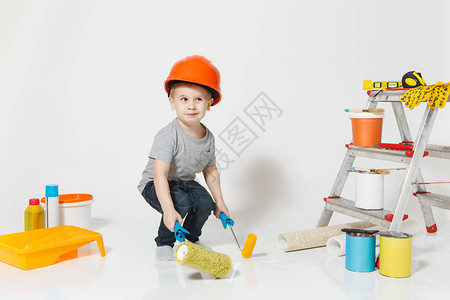 戴橙色保护头盔的小男孩图片