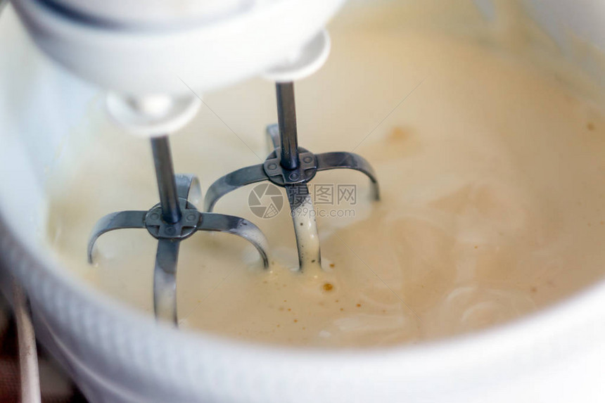在搅拌机上为自制蛋糕制作奶油图片
