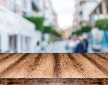 在模糊的背景前的木制空桌板可用于展示或蒙太奇任何产品模拟图片