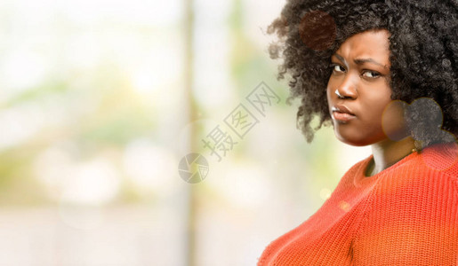 美丽的非洲女在户外感到愤怒和愤怒图片