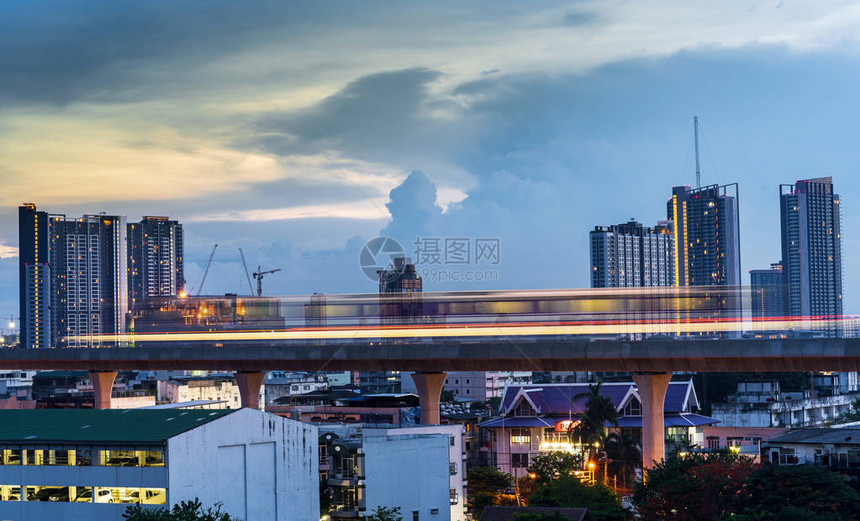 位于泰国曼谷的蓝天空和云彩中图片