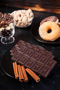 巧克力片甜圈棕色糖以及巧克力花生和深旧木本底咖啡图片
