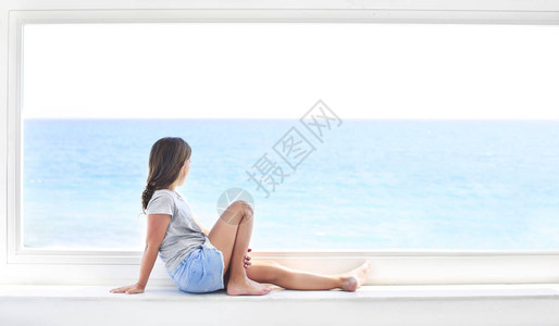 在窗外看海的年轻女孩度图片