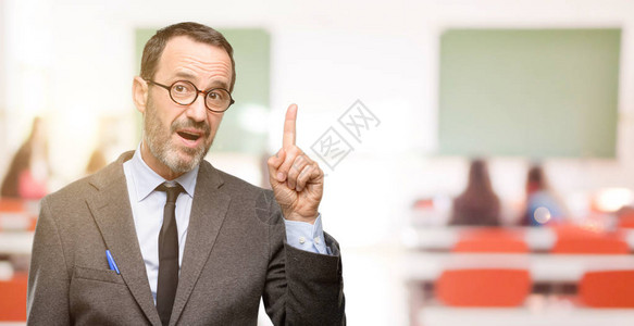 老师在教室用眼镜对着方用手图片