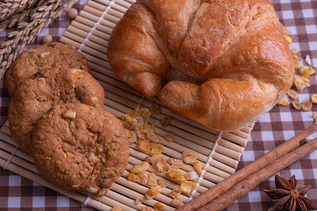 食粮概念风格早餐饼干croissant谷物和竹皮上图片