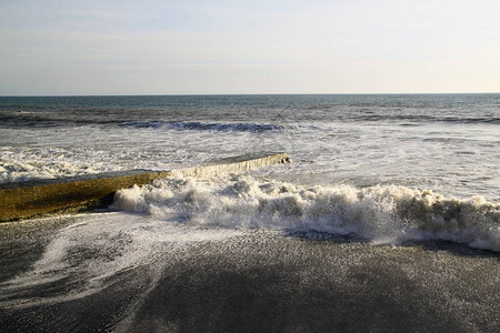 海浪冲上岸的Zigzag和带有海上图片