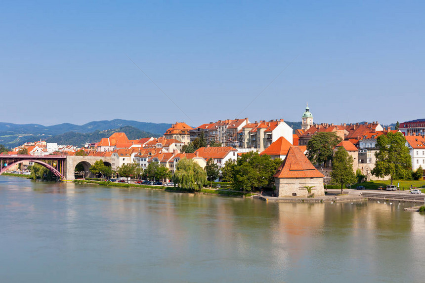 Maribor市堤岸的天线在阳光明媚的日子里图片