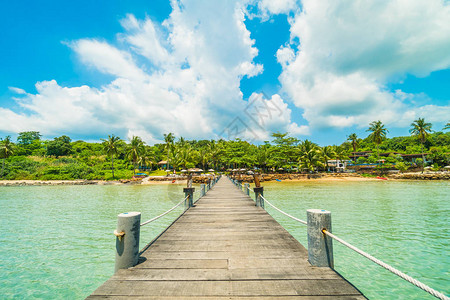 在天堂岛与热带海滩和海洋搭建木林码头或桥梁图片