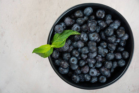 大碗盛满新鲜蓝莓健康零食充满抗氧图片