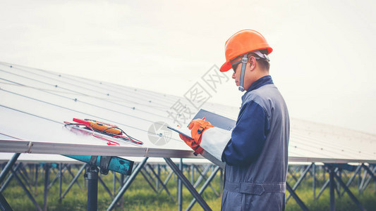 工程师操作和检查太阳能屋顶太阳能发电厂的发电量图片
