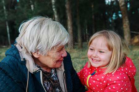 快乐的外祖母和孙女在自然中图片