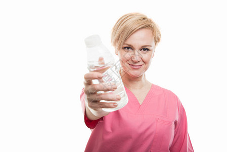 有吸引力的女医生穿着磨砂膏处理白色背景中的水与复图片