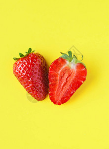 黄色背景上的草莓图片