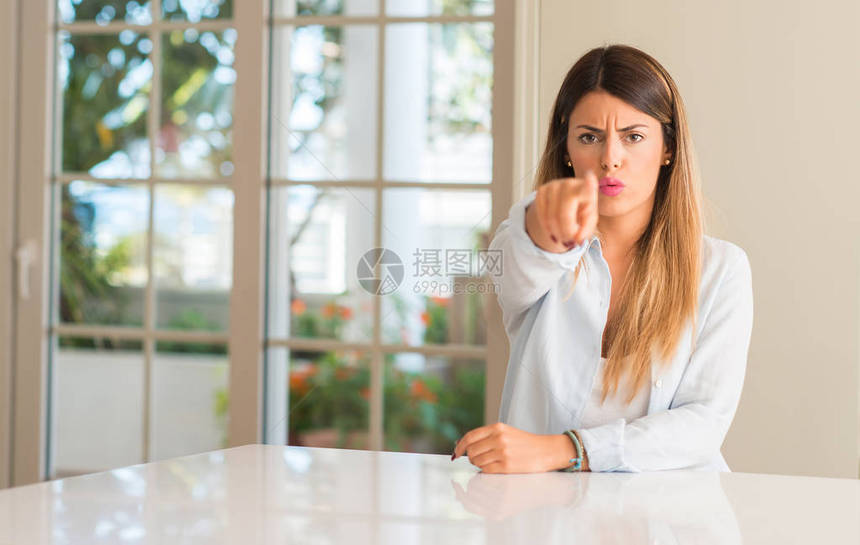 在家的年轻美女用手指对图片