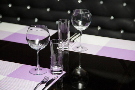 餐厅桌子上的空玻璃杯图片