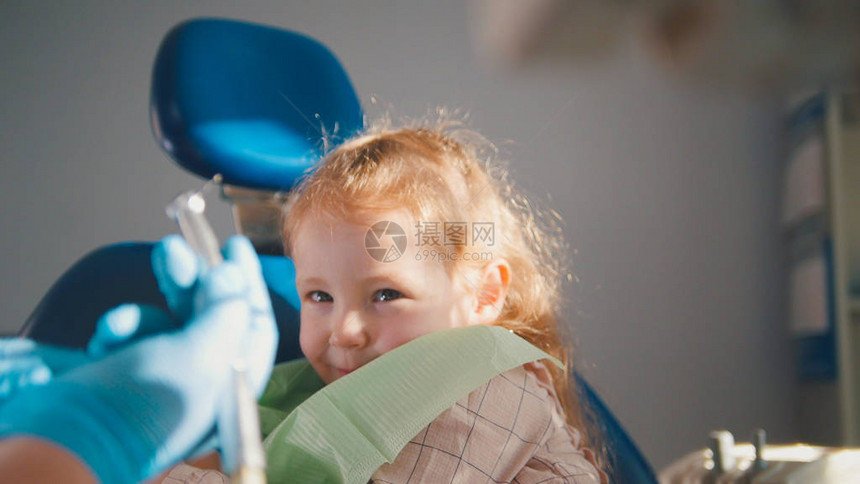 儿童在口腔病理学椅上图片