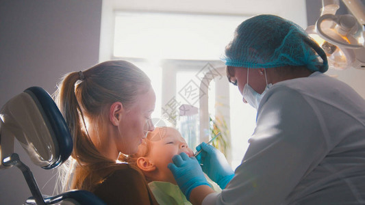 牙医接待处的女孩图片
