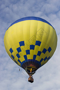 在蓝天的热气球图片