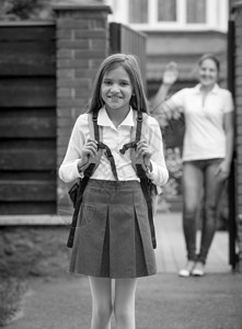 穿着校服的笑着女孩在家门前图片