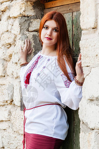 穿着乌克兰刺绣和红裙子的图片