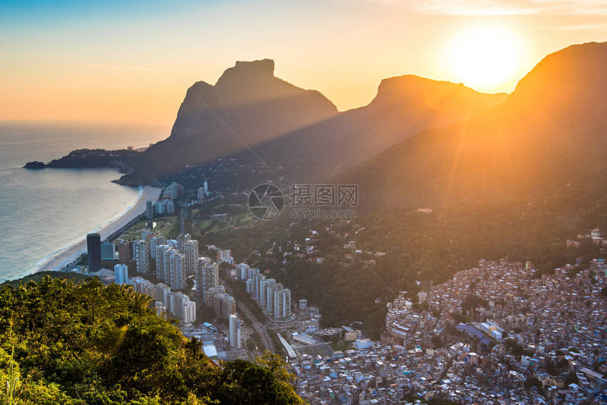 罗辛哈里约热内卢市最大的Favela的全图片