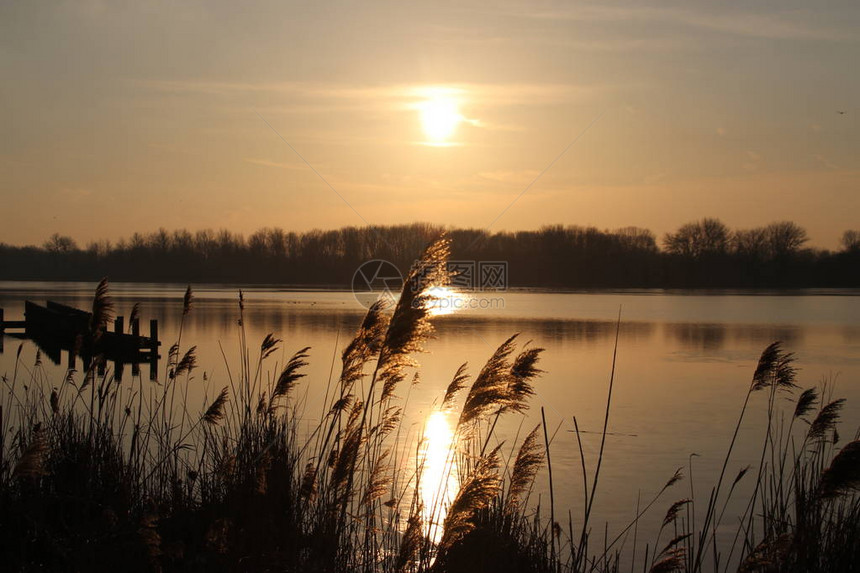 在鹿特丹附近的Zevenhuizen的罗特河上日落图片