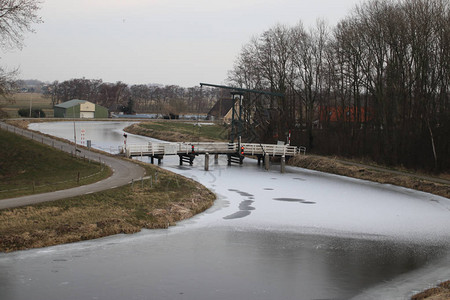 荷兰Moordrecht市冰雪的冷冻圆环运河Zuidplas图片