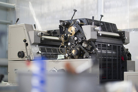 横向印刷厂的现代印刷机图片