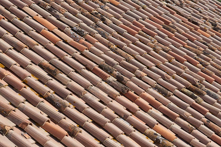 塔斯卡纳的旧屋顶瓷砖背景图片