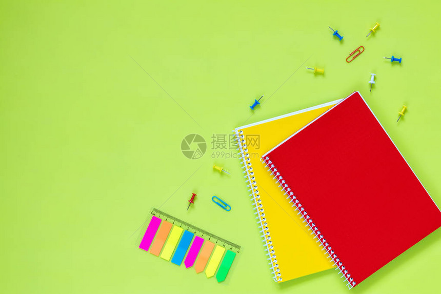 漂亮的办公文具平铺着红色和黄色的笔记本文具和办公用品图片