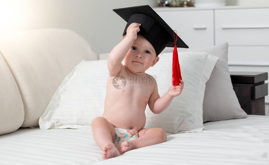 婴儿天才的概念毕业帽的婴儿图片